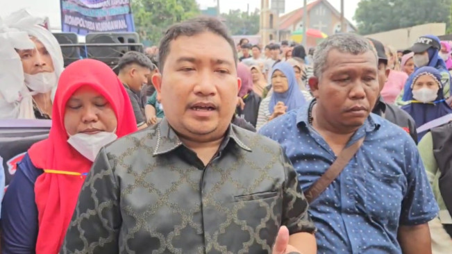 Kuasa hukum Rahmadi, Suhandri Umar Tarigan saat diwawancarai wartawan. [FT News/Reza Syahputra]